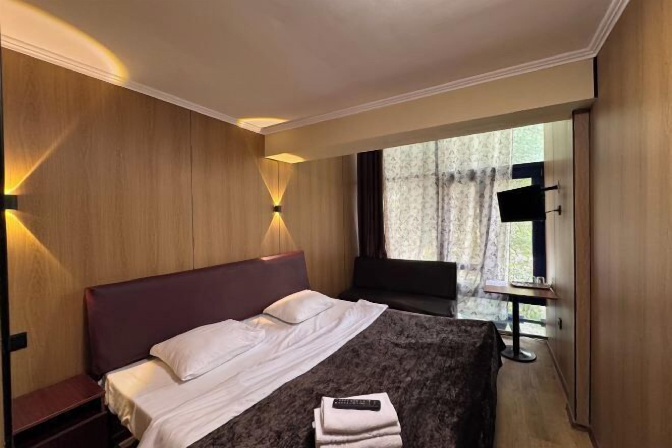 Kannettavalle tietokoneelle sopiva työtila, pimennysverhot