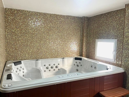 Deluxe Room | Laptop workspace, blackout drapes, free WiFi, bed sheets