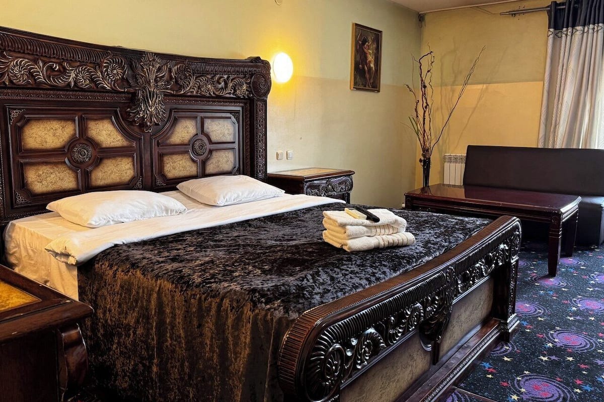 Habitación Deluxe doble | Espacio para trabajar con un portátil, cortinas opacas, wifi gratis