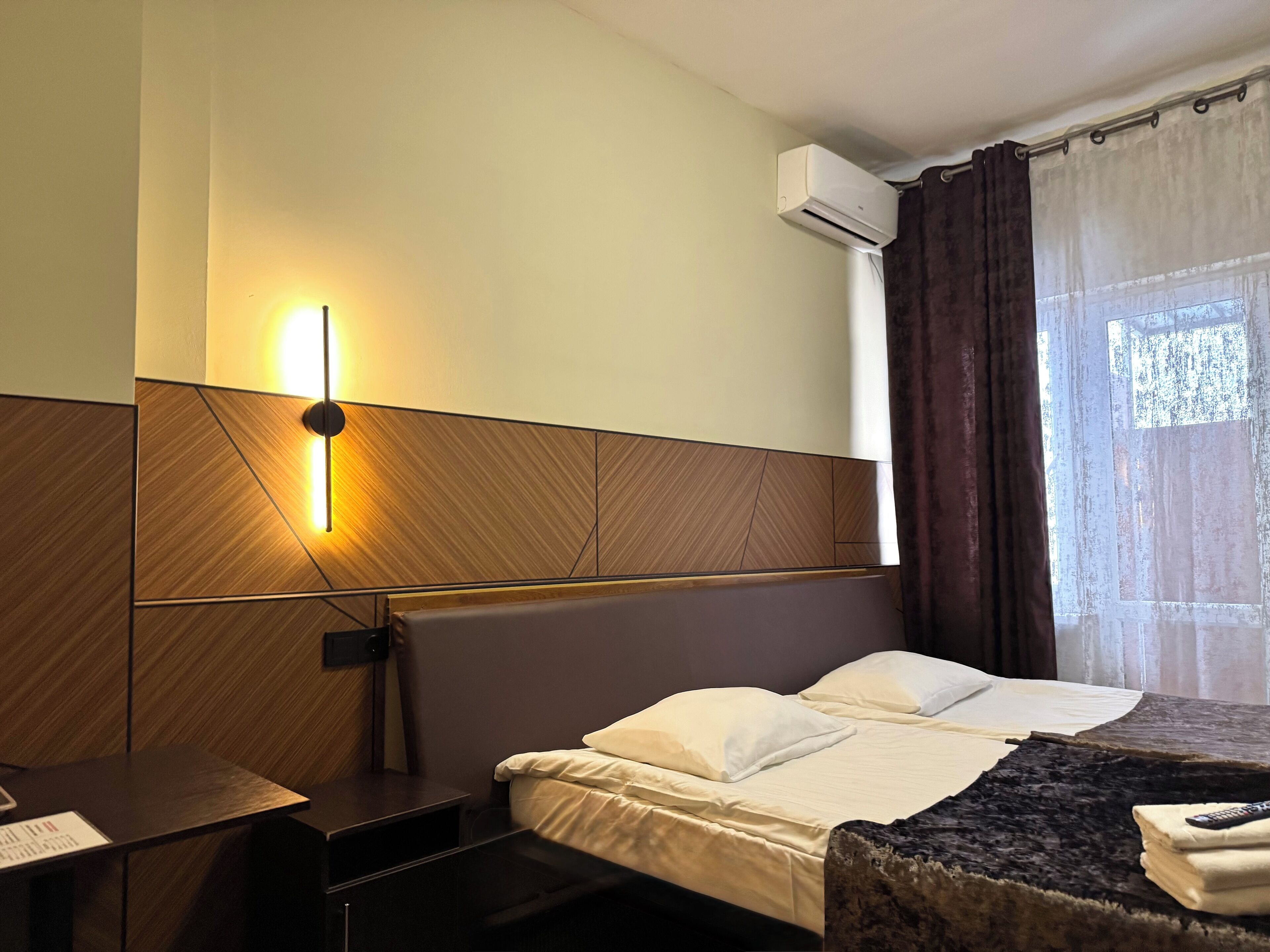 Comfort-Doppelzimmer | Laptopgeeigneter Arbeitsplatz, Verdunkelungsvorhänge, kostenloses WLAN