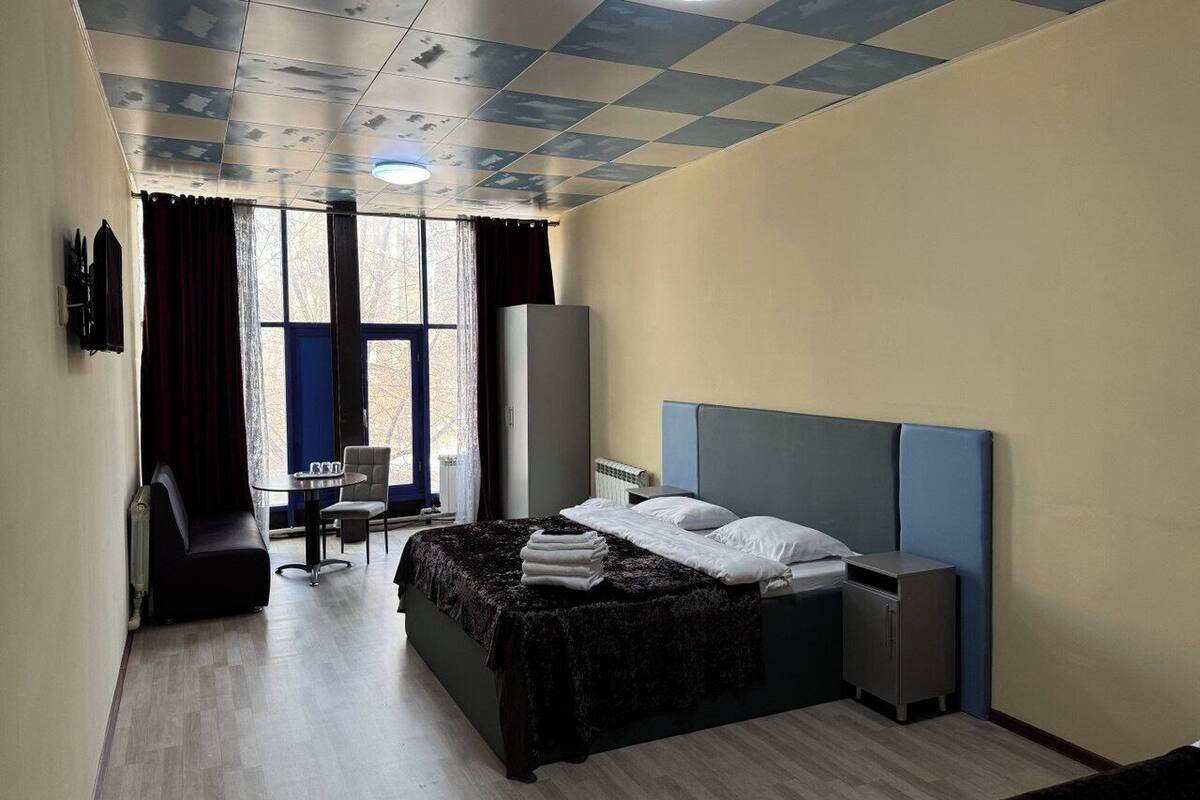 舒适三人房 | 笔记本电脑工作区、遮光窗帘、免费 WiFi、床单