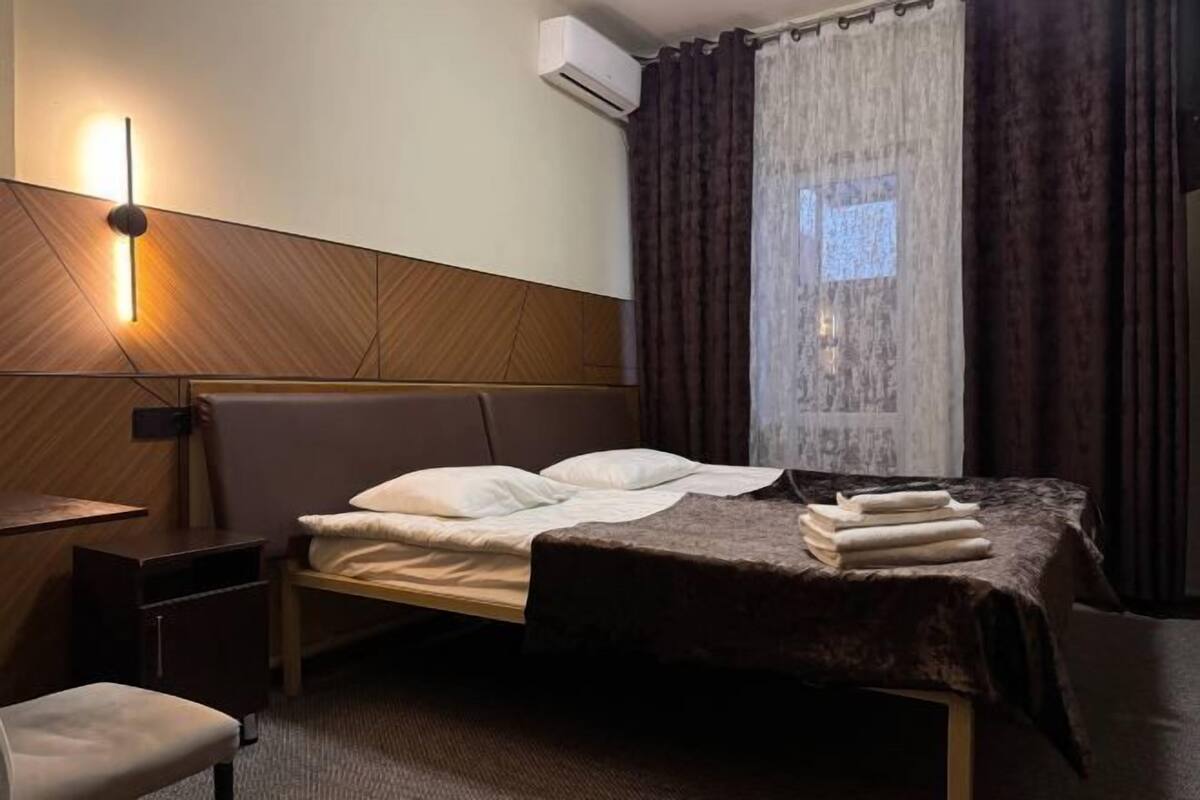 Laptop workspace, blackout curtains, free WiFi, bed sheets