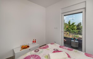 3 makuuhuonetta, silitysrauta/-lauta, ilmainen Wi-Fi, vuodevaatteet