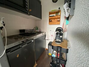 Mikrowelle, Ofen, Wasserkocher mit Kaffee-/Teezubehör, Toaster