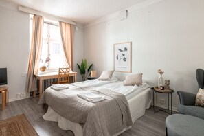 1 bedroom, desk, iron/ironing board, cribs/infant beds - 2ndhomes Cozy Studio by Esplanade Park (Helsinki)