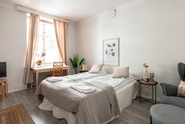 Comfort Apartment | 1 bedroom, desk, iron/ironing board, cots/infant beds - 2ndhomes Cozy Studio by Esplanade Park (Helsinki)