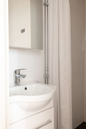 Comfort Apartment | Bathroom | Shower, hair dryer, towels, soap - 2ndhomes Cozy Studio by Esplanade Park (Helsinki)