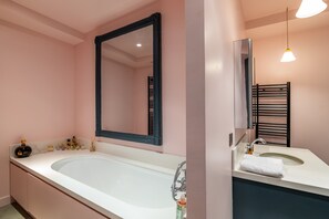 Baignoire, séchoir à cheveux, serviettes fournies