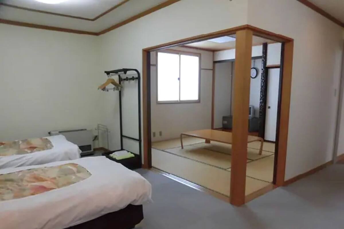 Deluxe Room, Non Smoking, Shared Bathroom | 1 bedroom, in-room safe, free WiFi, bed sheets