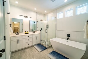 Badkar/dusch, hårtork och handdukar