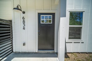 Exterior detail - Modern Home by College, Medical Center & Stadium (Houston)