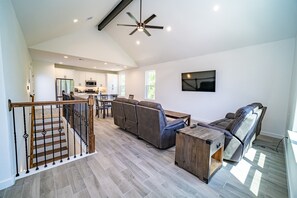 Smart TV - Modern Home by College, Medical Center & Stadium (Houston)