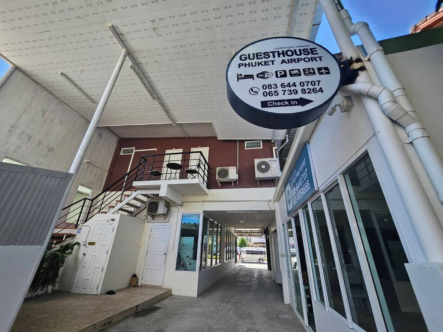 Une maison d’hôtes située à l’aéroport de Phuket, offrant un service d’enregistrement, une connexion Wi-Fi, un parking et une réception ouverte 24 heures sur 24.