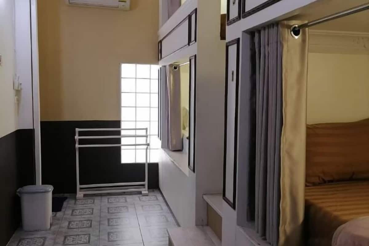 Soundproofing, free WiFi, bed sheets