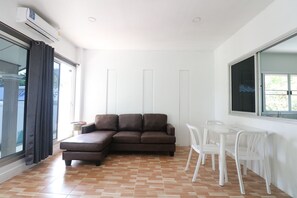 Bungalow with Pool View | Wohnbereich | 45-Zoll-Flachbildfernseher mit Kabelempfang, Fernseher