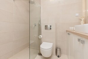 Een douche, een haardroger, handdoeken