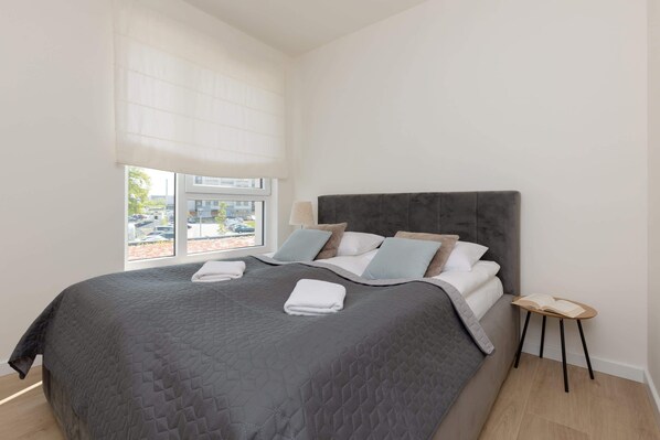 2 bedrooms, desk, iron/ironing board, travel crib