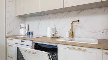 Kylskåp, ugn, spishäll och diskmaskin