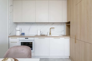 Fridge, oven, stovetop, dishwasher