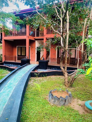 Vista frontal de la propiedad