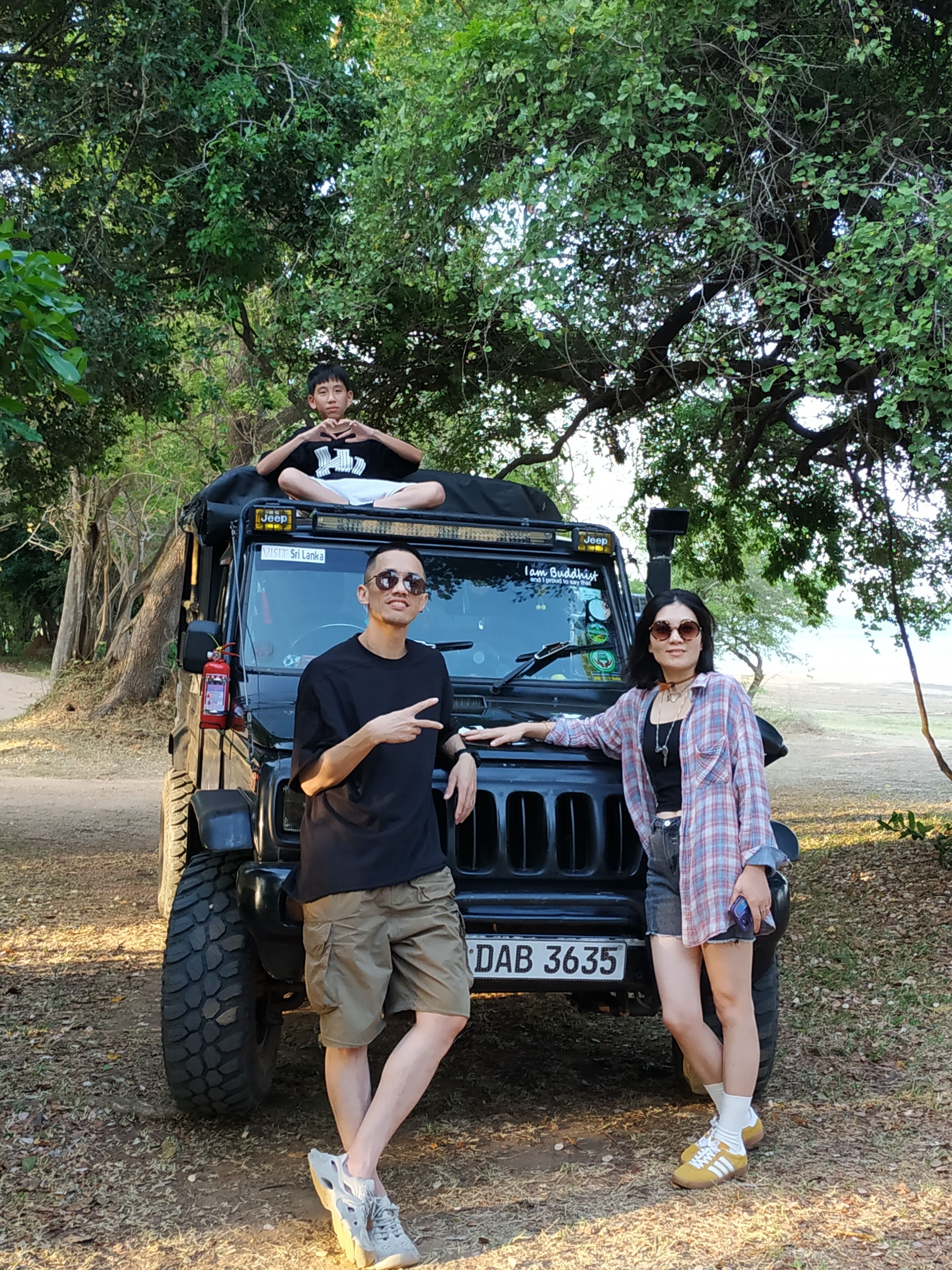 Um SUV preto estacionado em ambiente natural, com placa de identificação 'DAB 3635'.