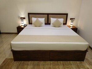 Premium bedding, minibar, desk, laptop workspace - Sigiriya Cashew Palace Resort (Diganpathaha)