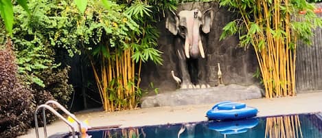 Una piscina al aire libre