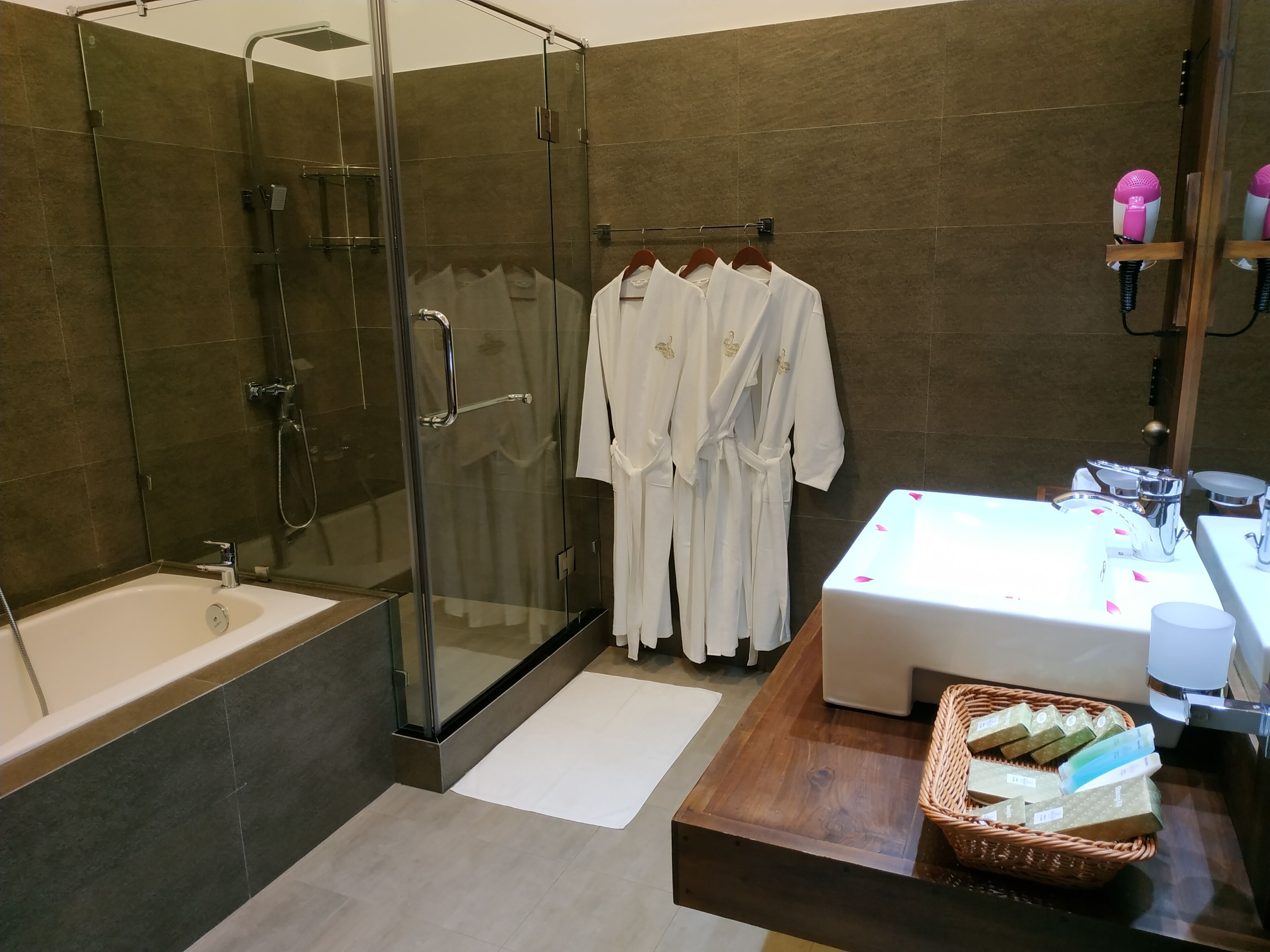 Deluxe Triple Room | Peralatan tempat tidur premium, bar mini, meja 