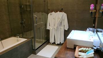 Deluxe Triple Room | Peralatan tempat tidur premium, bar mini, meja