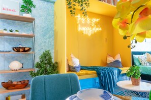 Espacio para trabajar con laptop y wifi gratis 