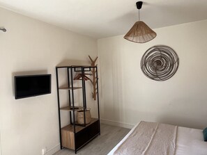 Bügeleisen/Bügelbrett, Reisekinderbett, kostenloses WLAN, Bettwäsche