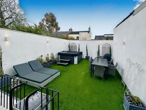 Outdoor dining - Gloucester Place Townhouse + Hot Tub (Cheltenham)