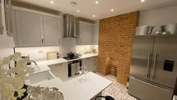 KĂŒhlschrank, Ofen, GeschirrspĂŒler, Wasserkocher mit Kaffee-/Teezubehör