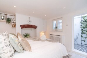 4 bedrooms, desk, iron/ironing board, free WiFi