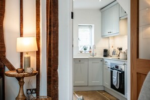 Fridge, oven, stovetop, dishwasher - Windsor Cottage - Bolthole in the heart of CN (Chipping Norton)