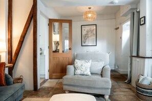 TV, fireplace - Windsor Cottage - Bolthole in the heart of CN (Chipping Norton)