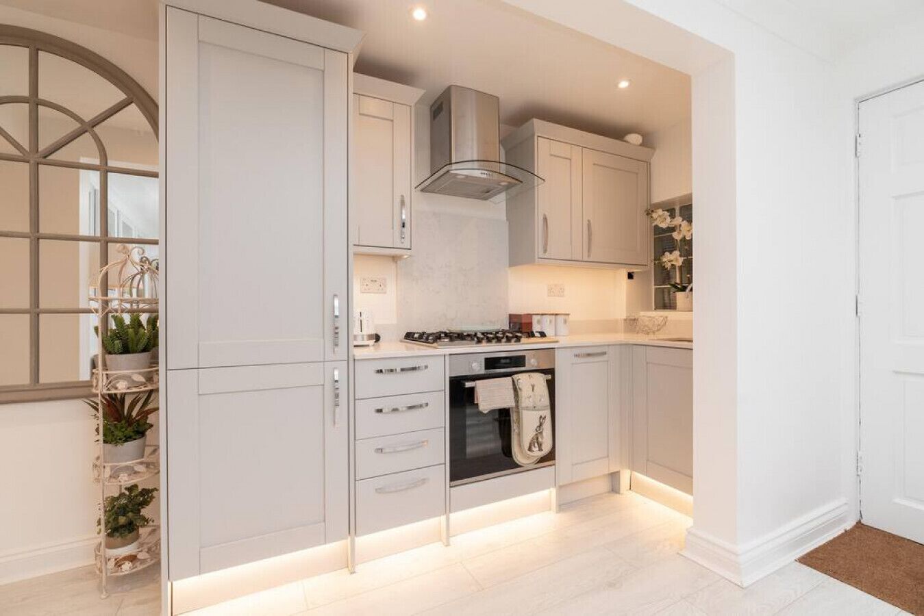 Een koelkast, een oven, een vaatwasser, een koffiezetapparaat/waterkoker