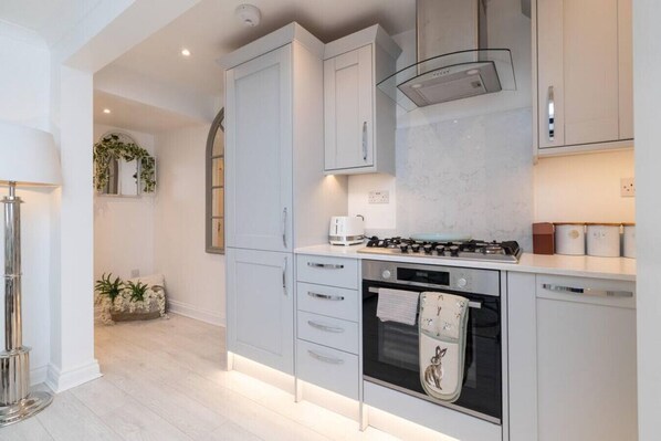 Fridge, oven, dishwasher, coffee/tea maker