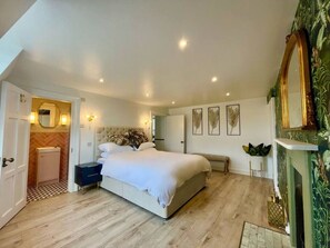 3 Schlafzimmer, Schreibtisch, Bügeleisen/Bügelbrett, Reisekinderbett