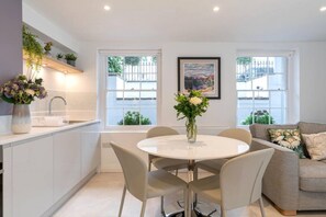 Dining - Stunning 2 Bed in the Heart of Cheltenham (Cheltenham)