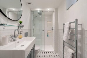 Hair dryer, towels - Stunning 2 Bed in the Heart of Cheltenham (Cheltenham)