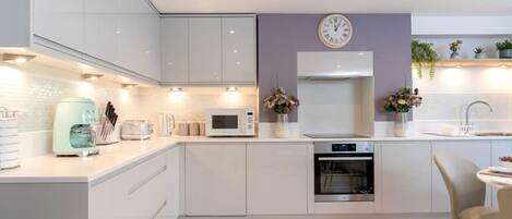 KĂŒhlschrank, Mikrowelle, Ofen, Herdplatte