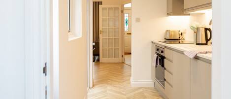 Jääkaappi, mikroaaltouuni, uuni, liesi