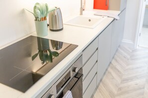 Een koelkast, een microgolfoven, een oven, een kookplaat