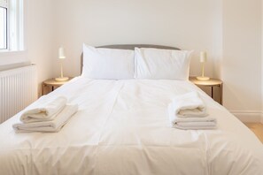 2 slaapkamers, een bureau, een strijkplank/strijkijzer, gratis wifi
