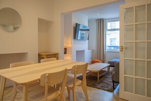 Dining - Bright & Airy 2BD - 10 mins walk into Centre (Cheltenham)