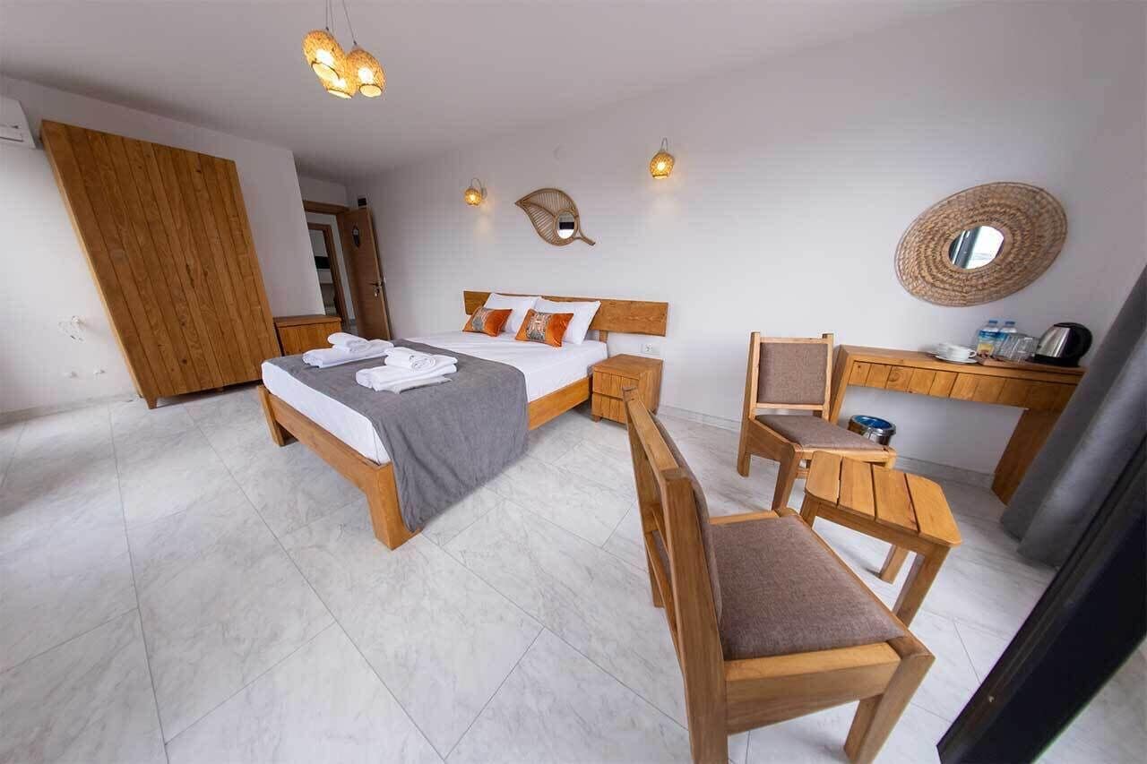 Deluxe suite | Een minibar met enkele gratis items, een bureau, een laptopwerkplek