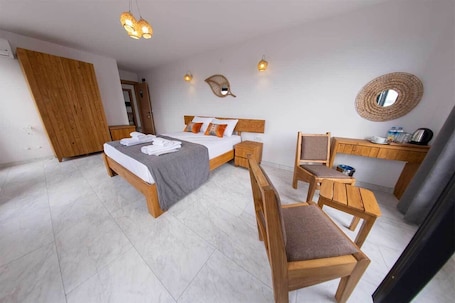 Deluxe Room with Partial Sea View | 免费迷你吧物品、办公桌、笔记本电脑工作区、隔音