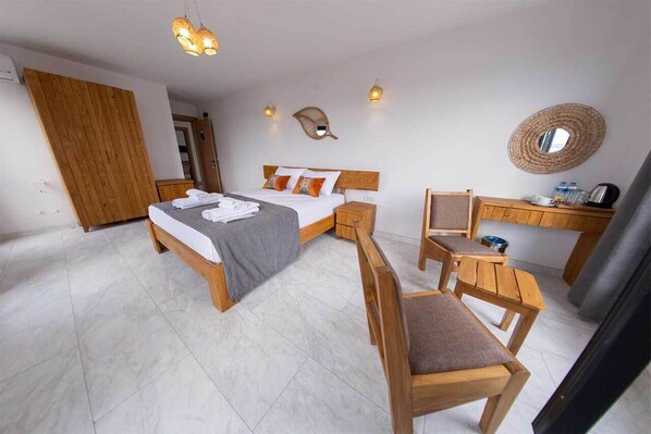 Deluxe Room with Partial Sea View | Minibar với thức ăn, đồ uống miễn phí, bàn