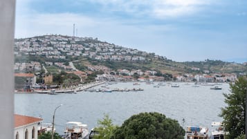 Frigobar (abastecido com alguns itens grátis), escrivaninha